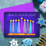Hanukkah Blue Boho Muster Candle Peace Liebe Light Feiertagskarte<br><div class="desc">"Frieden, Liebe und Licht." Eine spielerische, moderne, künstlerische Abbildung von Boho Musterkerzen in einer Menorah hilft Ihnen, den Urlaub von Hanukkah zu beginnen. Die blauen Kerzen mit bunten Imitat-Folienmustern überlagern einen reichen, tiefblauen, strukturierten Hintergrund. Imitate heiß rosa lila Musterfolie auf einem blauen Hintergrund für die Rückseite. Fühlen Sie sich die...</div>