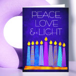 Hanukkah Blue Boho Muster Candle Peace Liebe Light Feiertagskarte<br><div class="desc">"Frieden, Liebe und Licht." Eine spielerische, moderne, künstlerische Abbildung von Boho Musterkerzen in einer Menorah hilft Ihnen, den Urlaub von Hanukkah zu beginnen. Die blauen Kerzen mit bunten Imitat-Folienmustern überlagern einen reichen, tiefblauen, strukturierten Hintergrund. Genießen Sie die Wärme und Freude der Urlaubssaison, wenn Sie diese atemberaubende, farbenfrohe, personalisierte Hanukkah Grußkarte...</div>