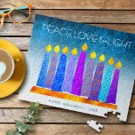 Hanukkah Blue Candles Türkis Peace Liebe Light<br><div class="desc">"Frieden, Liebe und Licht." Eine spielerische, moderne, künstlerische Abbildung von Boho Musterkerzen in einer Menorah hilft Ihnen, den Urlaub von Hanukkah zu beginnen. Die blauen Kerzen mit farbigen Imitat-Folienmustern überlagern einen türkisfarbenen Farbverlauf zu weißem, strukturiertem Hintergrund. Genießen Sie die Wärme und Freude der Ferienzeit, wenn Sie dieses atemberaubende, farbenfrohe Hanukkah-Puzzle...</div>