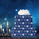 Hanukkah Blue Menorah Dreidel Pattern Chanukah Geschenkpapier<br><div class="desc">Schönes Hanukkah Packpapier in hübschem Blau mit einem coolen Muster Judaism star,  dreidel für lustige Chanukah-Spiele,  und die jüdische Menorah für den Urlaub.</div>