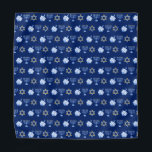 Hanukkah Blue Menorah Dreidel Pattern Chanukah Halstuch<br><div class="desc">Coole Hanukkah Bandana in hübschem Blau mit einem coolen Muster des Judentums Stern,  dreidel für lustige Chanukah-Spiele,  und die jüdische Menorah für den Urlaub.</div>