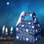 Hanukkah Blue Menorah Dreidel Pattern Custom Party Geschenkschachtel<br><div class="desc">Beautiful Hanukkah party favor box in pretty blue with a cool pattern of Judaism star,  dreidel for fun Chanukah games,  and the Jewish menorah for the holiday. Monogram with your own gift message from your family.</div>