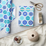 Hanukkah Blue Snowflakes Geschenkpapier<br><div class="desc">Dieses Hanukkah Packpapier hat ein hübsches blaues Schneeflocken Urlaub Hanukkah Muster. Dieses Muster hat drei Redewendungen "Happy Hanukkah",  "Shine Bright" und "Joy & Peace" in wunderschönem Scroll Serif Schriftart. Es gibt 11 verschiedene Schneeflocken mit 6 Farben Blau. Sie können das Muster auf dem Packpapier kleiner oder größer machen.</div>