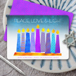 Hanukkah Boho Candles Türkis Peace Liebe Light Feiertagskarte<br><div class="desc">"Frieden, Liebe und Licht." Eine spielerische, moderne, künstlerische Abbildung von Boho Musterkerzen in einer Menorah hilft Ihnen, den Urlaub von Hanukkah zu beginnen. Die blauen Kerzen mit farbigen Imitat-Folienmustern überlagern einen türkisfarbenen Farbverlauf zu weißem, strukturiertem Hintergrund. Imitate heiß rosa lila Musterfolie auf einem blauen Hintergrund für die Rückseite. Fühlen Sie...</div>