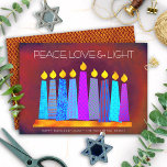 Hanukkah Boho Pattern Candles Peace Liebe Light Re Feiertagskarte<br><div class="desc">"Frieden, Liebe und Licht." Eine spielerische, moderne, künstlerische Abbildung von Boho Musterkerzen in einer Menorah hilft Ihnen, den Urlaub von Hanukkah zu beginnen. Die blauen Kerzen mit bunten Imitat-Folienmustern überlagern einen intensiv roten Backsteinhintergrund. Imitate Kupfer Diamantfolien auf einem Backstein roten Hintergrund für die Rückseite. Fühlen Sie sich die Wärme und...</div>