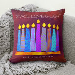 Hanukkah Bold Blue Candles auf Red Peace Liebe Lig Kissen<br><div class="desc">"Frieden, Liebe und Licht." Eine spielerische, moderne, künstlerische Abbildung von Boho Musterkerzen in einer Menorah hilft Ihnen, den Urlaub von Hanukkah zu beginnen. Die blauen Kerzen mit bunten Imitat-Folienmustern überlagern einen reichen, tief verbrannten, orangefarbenen Hintergrund. Imitate Kupfer-Musterfolie auf einem Backstein-roten Hintergrund für die Rückseite. Genießen Sie die Wärme und Freude...</div>