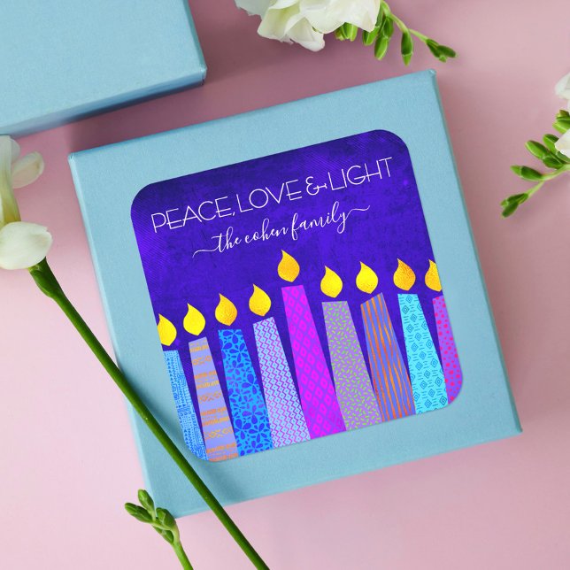 Hanukkah Bold Candles Blue Peace Liebe Light Name Quadratischer Aufkleber (Von Creator hochgeladen)