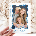 Hanukkah Bow | Wavy Blue und White Foto Frame Feiertagskarte<br><div class="desc">Diese bezaubernden Hanukkah-Karten zeigen Ihr liebstes Foto in einem trendigen,  blauen,  gewellten Rahmen mit einem whimsikalen Bogen auf einem schlichten,  weißen Hintergrund. Moderne Schrift sagt "Liebe und Licht",  und auf der Rückseite ist Platz für eine persönliche Botschaft.</div>