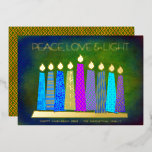 Hanukkah Candles Peace Liebe Light Green Real Gold Folien Feiertagskarte<br><div class="desc">"Frieden, Liebe und Licht." Eine spielerische, moderne, künstlerische Abbildung von Boho Musterkerzen in einer Menorah hilft Ihnen, den Urlaub von Hanukkah zu beginnen. Die blauen Kerzen mit farbenprächtigen echten Goldfolienmustern, echten Goldfolienflammen und Menorah überlagern einen reichen, tiefgrünen, strukturierten Hintergrund. Imitate Kupferdiamantfolien auf grünem Hintergrund für die Rückseite. Fühlen Sie sich...</div>
