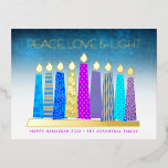 Hanukkah Candles Peace Liebe Turquoise Real Gold Folien Feiertagspostkarte<br><div class="desc">"Frieden, Liebe und Licht." Eine spielerische, moderne, künstlerische Abbildung von Boho Musterkerzen in einer Menorah hilft Ihnen, den Urlaub von Hanukkah zu beginnen. Die blauen Kerzen mit farbenprächtigen echten Goldfolienmustern, echten Goldfolienflammen und Menorah überlagern einen türkisfarbenen Farbverlauf zu weißem, texturiertem Hintergrund. Auf der Rückseite geben Sie Ihre persönliche Kopie mit...</div>