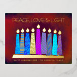 Hanukkah Candles Red Peace Liebe Light Folien Feiertagspostkarte<br><div class="desc">"Frieden, Liebe und Licht." Eine spielerische, moderne, künstlerische Abbildung von Boho Musterkerzen in einer Menorah hilft Ihnen, den Urlaub von Hanukkah zu beginnen. Die blauen Kerzen mit farbenprächtigen echten Goldfolienmustern, echten Goldfolienflammen und Menorah überlagern einen reichen, tief verbrannten, rot-orangefarbenen Hintergrund. Auf der Rückseite geben Sie Ihre persönliche Kopie mit der...</div>