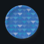 Hanukkah Chanukah Chanukkiah Menorah Muster Blue Pappteller<br><div class="desc">Hanukkah Chanukah Chanukkiah Menorah Muster. Geschmackvoll modernes minimalistisches Design in hübschen Blautönen und Weiß. Ideal für die jüdischen Feiertage und zum Feiern des Lichterfestivals. Von Kierkegaard Design Studio.</div>