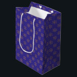 Hanukkah Chanukah Star von David Menorah Gold Blue Mittlere Geschenktüte<br><div class="desc">Lassen Sie Ihre Hanukah-Geschenke mit Liebe und Wärme in unserer Sack-Stern von David Menorah verwöhnen. Diese Geschenktasche ist eine Feier der Schönheit Hanukkahs, mit dem eleganten Stern von David und der strahlenden Menorah in atemberaubendem Gold und Blau. Es ist wie ein Stück des Festes der Lichter, bereit, Ihre besonderen Geschenke...</div>