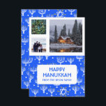 HANUKKAH CUSTOM 3 FOTOS Menorah Star Holiday<br><div class="desc">Passen Sie diese Flachkarte an, indem Sie auf der Vorder- oder Rückseite Ihre eigenen Fotos und Texte hinzufügen. Vor den Fotos gibt es ein Raster, das es einfacher macht, Fotos jeder Größe, die Sie haben, zu verwenden und sie in quadratischer Form aufgereiht und behalten. Sie können das Raster löschen oder...</div>