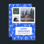 HANUKKAH CUSTOM FOTOS Menorah Star Holiday Card<br><div class="desc">Passen Sie diese Flachkarte an, indem Sie auf der Vorder- oder Rückseite Ihre eigenen Fotos und Texte hinzufügen. Vor den Fotos gibt es ein Raster, das es einfacher macht, Fotos jeder Größe, die Sie haben, zu verwenden und sie in quadratischer Form aufgereiht und behalten. Sie können das Raster löschen oder...</div>