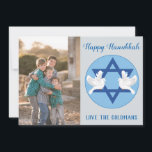Hanukkah Dove Gruß des Friedens<br><div class="desc">Diese Hanukkah-Karte ist ein schönes Gruß des Friedens und hat einen blauen Hintergrund mit einem blauen Stern von David mit Tauben. Personalisieren Sie Ihre noch heute! Hanukkah Design: AMBillustrations http://www.etsy.com/shop/AMBillustrations/ Stock Foto: © Storytree Studios,  Stanford,  CA</div>