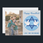 Hanukkah Dove Gruß des Friedens<br><div class="desc">Diese Hanukkah-Karte ist ein schönes Gruß des Friedens und hat einen blauen Hintergrund mit einem blauen Stern von David mit Tauben. Personalisieren Sie Ihre noch heute! Hanukkah Design: AMBillustrations http://www.etsy.com/shop/AMBillustrations/ Stock Foto: © Storytree Studios, Stanford, CA</div>