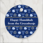 Hanukkah Dreidel Menorah Blue Custom Party Geschenkanhänger<br><div class="desc">Schöne Hanukkah Gastgeschenk Tags in hübschem Blau mit einem coolen Muster Judaism Stern,  dreidel für Spaß Chanukah-Spiele,  und die jüdische Menorah für den Urlaub. Passen Sie Ihre Geschenke mit Ihrem Familiennamen an.</div>