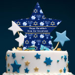 Hanukkah Dreidel Menorah Muster Blaues Party Kuchenaufsatz<br><div class="desc">Schöner Hanukkah-Kuchen-Topper in dunkelblauer Sternform mit einem coolen Muster des Judaismus-Stern,  dreidel,  und der jüdischen Menorah für den Chanukah-Urlaub. Passen Sie dieses Design mit Ihrem Familiennamen an.</div>