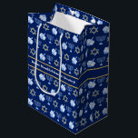 Hanukkah Dreidel Menorah Muster Blaues Party Mittlere Geschenktüte<br><div class="desc">Eine wunderschöne Hanukkah-Geschenktasche in dunkelblauer Sternform mit einem coolen Muster des Judaismus-Sterns,  dreidel und der jüdischen Menorah für den Chanukah-Urlaub. Passen Sie dieses Design mit Ihrem Familiennamen an.</div>