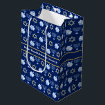 Hanukkah Dreidel Menorah Muster Blaues Party Mittlere Geschenktüte<br><div class="desc">Eine wunderschöne Hanukkah-Geschenktasche in dunkelblauer Sternform mit einem coolen Muster des Judaismus-Sterns,  dreidel und der jüdischen Menorah für den Chanukah-Urlaub. Passen Sie dieses Design mit Ihrem Familiennamen an.</div>