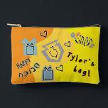 Hanukkah Dreidel Time Game Accessory Pouch Zubehörtasche<br><div class="desc">Hanukka Dreidel Time Game Pouch. Alle Designelemente können bearbeitet werden. Ändern Sie bearbeitbaren Text mit Stil, Farbe und Größe Ihres bevorzugten Schriftartes. Füllen Sie den Beutel mit dreidimensionalen und spielen Sie Leckereien. Spiel an!! Happy Hanukka! Beutel Typ: Druck schneiden Nähen Kleines Zubehör Pouch Unsere Beutel sind in zwei Größen und...</div>