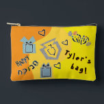 Hanukkah Dreidel Time Game Accessory Pouch Zubehörtasche<br><div class="desc">Hanukka Dreidel Time Game Pouch. Alle Designelemente können bearbeitet werden. Ändern Sie bearbeitbaren Text mit Stil, Farbe und Größe Ihres bevorzugten Schriftartes. Füllen Sie den Beutel mit dreidimensionalen und spielen Sie Leckereien. Spiel an!! Happy Hanukka! Beutel Typ: Druck schneiden Nähen Kleines Zubehör Pouch Unsere Beutel sind in zwei Größen und...</div>
