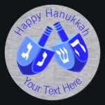 Hanukkah Dreidels in blau fröhliches Kids Design Runder Aufkleber<br><div class="desc">Benutzen Sie diese lustigen Hanukkah-Aufkleber als Gastgeschenke, um ein Geschenkpaket anzuziehen, Umschläge zu Siegel oder alles andere, was sich Ihr Heimwerker vorstellen kann. Das doppelte Dreidel-Design in weißer und heller Blues ist mein Original, also sind diese Chanukah-Aufkleber einzigartig. Set auf einem Imitat mit silberfarbenem Hintergrund, Ihre individuelle Formulierung in lebhaft...</div>