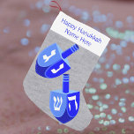Hanukkah Dreidels in Blue Fun Kinder Chrismukkah Kleiner Weihnachtsstrumpf<br><div class="desc">Kühne Grafikkunst und reine blaue Farben auf silberfarbenem Hintergrund machen diesen Hanukkah Strumpf stilvoll und unterhaltsam für Kinder jeden Alters, einschließlich Opa. Natürlich gibt es keine Hanukkah-Strümpfe, aber für die religiösen Familien, die ihren Urlaub vermischen, gibt es Chrismukkah! Dieser minimalistische Dreidel Design silberne Strumpf verbindet eine Weihnachtstradition mit dem bekanntesten...</div>