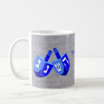 Hanukkah Dreidels in Blue Kids Ihren Namen hinzufü Kaffeetasse<br><div class="desc">Diese lustige Hanukkah Tasse in lebendiger Blues vor einem Imitat silbernen Hintergrund macht ein lustiges Geschenk für Kinder... und Erwachsene. Fügen Sie Ihren Namen zu dieser Tasse mit der Textvorlage hinzu, oder löschen Sie den Text, wenn Sie Ihre Tasse ohne Text mögen. Das originelle DoppelDreidel-Design, das alle vier Seiten eines...</div>