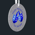 Hanukkah Dreidels in Blue Niedlich Kids Chrismukka Ornament<br><div class="desc">In der Chrismukkah-Tradition geht es um die Liebe der Familie und die Vermischung zweier Ferien in Erinnerungen, die beide Weltanschauungen annehmen. Dieses Happy Hanukkah-Ornament mit doppelten Dreideln in fett-blauen und knusprigen weißen Set auf einem Imitat silbernen Hintergrund wird gut aussehen auf einem Hanukkah-Busch, einem Weihnachtsbaum oder hängt vom Mantel. Fügen...</div>