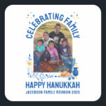 HANUKKAH FAMILY WIEDERSEHEN - Anpassbares Foto Quadratischer Aufkleber<br><div class="desc">Foto HANUKKAH FAMILY WIEDERSEHEN-Aufkleber. Fügen Sie Ihre Daten hinzu und laden Sie Ihr vertikales Foto hoch. Feiern Sie Ihre Wiedersehen in Hanukkah. Matching Shirts, Geschenke und Party zur Verfügung.</div>