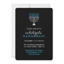 Hanukkah-Feier mit Silver Menorah auf Schwarz