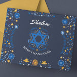 Hanukkah Feiertagspostkarte<br><div class="desc">Mit einer lebendigen und fröhlichen Navy Blue und Yellow Hanukkah Postcard können Sie Ihre Feierlichkeiten mit Wärme und Spannung verbinden. Diese reizvolle Postkarte zeigt eine perfekte Farbkombination, die die reichen Traditionen und die tiefe Bedeutung von Hanukkah symbolisiert. Die Navy Blue und Yellow Hanukkah Postcard ist ein perfekter Weg, um warme...</div>