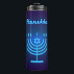 Hanukkah Festival Menorah Dekoration Thermosbecher<br><div class="desc">Happy Hanukkah Festival Menorah dekorative blau und goldene Ornament Thermal Tumbler,  Schule. Hanukkah jüdisches Holiday Trendy Design,  blaue Neonleuchten jüdische Feiertage Illustration für Zuhause,  Küche & Essen,  Trinkbehälter,  Tumblers & Drinking Brillen,  Hanukkah Thermal Tumbler.</div>