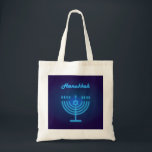 Hanukkah Festival Menorah Logo Tragetasche<br><div class="desc">Happy Hanukkah Festival Menorah Logo dekorative blaue Ornament,  Star of David,  Tote Bag Design. Hanukkah jüdisches Holiday Trendy Design,  blaue Neonleuchten jüdische Feiertage-Illustration für Accessoires,  Taschen & Wallets ,  Tasche & Shopping Taschen,  Tragetaschen,  Hanukkah-Zeichen. Israel Jerusalem 2023 Feier 75 Jahre</div>