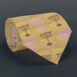 Hanukkah Festival Party Gold Menorah Muster Krawatte<br><div class="desc">Krawatte Design mit Happy Hanukkah Party Schöne Dekoration, jüdischer Urlaub, Symbole festliche Ornament. Hanukkah Luxus Vintagen Gold Hintergrund mit traditionellen Chanukah Symbole - Gold Menorah, Kerzenschein mit Kerzen, hanukkiah (chanukkiah), Stern von David und glühende Lichter Doodle Muster, Vintagen Stil. Hanukkah Festival Event Dekoration. Jerusalem, Israel. Einzigartiges Design für alle Altersgruppen)....</div>
