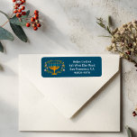 HANUKKAH Floral Wreath Menorah Rücksendeadresse<br><div class="desc">Handgezeichneter Text und Florale von mir für Sie. Klicken Sie auf "Personalisieren", um Ihren eigenen Text zu bearbeiten und hinzuzufügen oder die Schriftart oder Farben zu ändern. Alles ist anpassbar. Für weitere Designs und Farben Karo mein Shop! Oder lass mir Bescheid, wenn du etwas Angewohntes willst. Frag, wenn du nicht...</div>