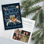 Hanukkah FLorals Handgezeichnet Art CUSTOM 4 FOTO Feiertagskarte<br><div class="desc">Süß zeichnend, um jemandem einen schönen Urlaub zu wünschen! Fügen Sie Ihre eigenen Fotos und Texte hinzu! Klicken Sie auf "Personalisieren", um Ihre eigenen Fotos und Texte in die Innenseite einzufügen und den Text und das Kunstwerk auf der Vorder- und Rückseite zu ändern. Sie können auch Farben und Schriftart ändern,...</div>
