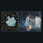 Hanukkah Foto Card "Dreidel Spinner" Feiertagskarte<br><div class="desc">Happy Holiday, Hanukkah/Chanukah Foto Card, Dreidel Spinner Glossy, Foto Card mit weißem Umschlag. Personalisieren durch Ersetzen von Foto und Formulierung, "Happy Chanukah! Viel Liebe, The Blumbergs" Anpassen Sie die Formulierung, indem Sie Ihren bevorzugten Schriftart Stil, Farbe und Größe wählen. Anpassen, verkleinern und neu schreiben, um es anzupassen. Auch die Hintergrundfarbe...</div>