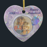 Hanukkah Foto Greetings Keramikornament<br><div class="desc">Das Ornament verfügt über einen hübschen lila abstrakten Hintergrund mit Dreidel. Foto Bereich und Vordertext sind für Sie bereit,  um Ihre Wünsche anzupassen. Zurück von diesem Foto Ornament sagt Hanukkah Grüße und Text ist bereit für Sie,  Namen hinzuzufügen. Wunderbares Hanukkah Geschenk oder Keepake Idee.</div>