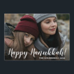 Hanukkah Foto Holiday Card Feiertagskarte<br><div class="desc">Diese hübsche Fotokarte mit dem Aufdruck "Happy Hanukkah!" im Script-Schriftart auf der Vorderseite und Ihrem Familiennamen mit dem Jahr ist ideal für den Versand an Freunde und Familie. Um zu sehen, wie Ihre Karten aussehen werden, wählen Sie einfach diese Vorlage personalisieren, ein beliebtes Foto hochladen und Ihren Namen eingeben. Es...</div>