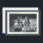 Hanukkah Foto Modern Geometric Blue Border Feiertagskarte<br><div class="desc">Feiern Sie das Festival der Lichter mit dieser eleganten Hanukkah-Fotokarte, die eine moderne geometrische Grenze in tiefblauen Tönen aufweist. Das minimale und dennoch raffinierte Design unterstreicht Ihr gepflegtes familiäres Foto und macht es zu einer sinnvollen Art, Urlaubsgrüße zu teilen. Personalisieren Sie es mit dem Namen Ihrer Familie für eine einzigartige...</div>