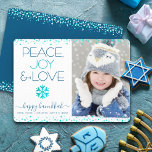 Hanukkah Foto Peace Joy Liebe Snowflake Modern Feiertagskarte<br><div class="desc">"Frieden, Freude und Liebe." Eine lustige, spielerische, schneeflocke Illustration und moderne Typografie auf weißem Hintergrund helfen Ihnen, die Hanukkah-Saison zu beginnen, zusammen mit dem individuellen Foto Ihrer Wahl. Imitate türkisfarbene Folie Konfetti Punkte rahmen die Karte. Fühlen Sie die Wärme und Freude der Ferien, wenn Sie diese atemberaubende, grafische, personalisierte Foto...</div>