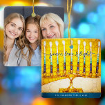 Hanukkah Foto Peace Liebe Light Yellow Menorah Keramikornament<br><div class="desc">"Frieden, Liebe und Licht." Eine nah-up Digital-Foto-Illustration einer hellen, bunten, gelben und goldenen künstlerischen Menorah, und handgeschriebene Kalligrafieschrift, zusammen mit Ihrem personalisierten Namen, hilft Ihnen, den Urlaub von Hanukkah stilvoll zu gestalten. Auf der Rückseite, Ihr personalisiertes Foto. Genießen Sie die Wärme und Freude der Ferienzeit, wenn Sie dieses atemberaubende, farbenfrohe...</div>