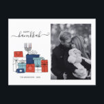 Hanukkah Geschenke & Menorah Foto Feiertagspostkarte<br><div class="desc">Personalisieren Sie den benutzerdefinierten Text oben. Weitere Koordinationsgegenstände finden Sie in unserer Kollektion "Geschenke und eine Menorah".</div>