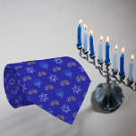 Hanukkah Gold Dreidel Star von David Menorah Blue Krawatte<br><div class="desc">Dress um diese Hanukka mit unserem Gold Dreidel, Star von David und Menorah Krawatte zu beeindrucken! Diese Krawatte ist das perfekte Accessoire, um die Festlichkeiten zu beleuchten. Das elegante Design mit goldenen Dreidecken, David Stars und Menorahs auf einem blauen Hintergrund verleiht Ihrem Hanukkah-Ensemble eine Touch der Eleganz. Egal, ob Sie...</div>