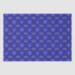 Hanukkah Gold Dreidel Star von David Menorah Blue Seidenpapier<br><div class="desc">Fügen Sie Ihrem Geschenk eine Touch Hanukkah Charme mit unserem festlichen Taschentuch hinzu! Mit glänzenden Golddreidels, eleganten Stars von David und der strahlenden Menorah auf tiefblauem Hintergrund ist dieses Papiertaschentuch perfekt, um Ihre Urlaubsgeschenke zu verpacken. Egal ob Sie das Festival der Lichter feiern oder Geschenke mit Lieben teilen, unser Chanukah-Thema...</div>