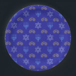 Hanukkah Gold Dreidel Star von David Menorah Pappteller<br><div class="desc">Fügen Sie mit unseren atemberaubenden Tellern eine Touch Eleganz zu Ihren Hanukah-Festen hinzu! Diese Hanukkah Papier-Teller zeichnen sich durch ein beeindruckendes Design mit einem goldenen Dreidel, Star of David und Menorah vor einem lebendigen, blauen Hintergrund aus. Sie sind perfekt, um Ihre köstlichen Leckereien und Mahlzeiten im Urlaub zu genießen. Ob...</div>