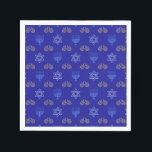 Hanukkah Gold Dreidel Star von David Menorah Serviette<br><div class="desc">Feiern Sie Hanukkah im Stil mit diesen atemberaubenden Servietten! Unsere Servietten von Hanukkah zeichnen sich durch ein schönes Design aus, mit einem goldenen Dreidel, Stern von David und Menorah auf einem lebendigen blauen Hintergrund. Sie eignen sich hervorragend, um Ihrem Urlaubstisch eine Touch Eleganz hinzuzufügen und eine festliche Atmosphäre für Ihre...</div>